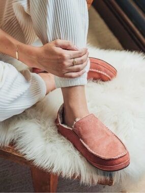 Women’s Olukai Cozy Leather Slip-On Slippers in Dusty Pink